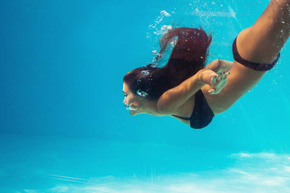 Фото студентки нырнувшей в бассейн и оголившей свои сиськи